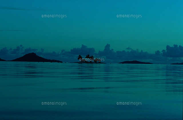 無人島シルエット チョウック ミクロネシア の写真素材 イラスト素材 アマナイメージズ