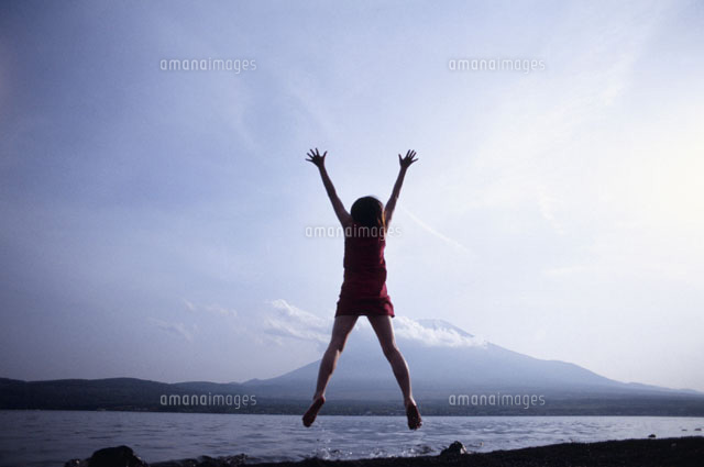 富士山とジャンプする女性のシルエット 山梨県[00255010425]の写真素材・イラスト素材｜アマナイメージズ