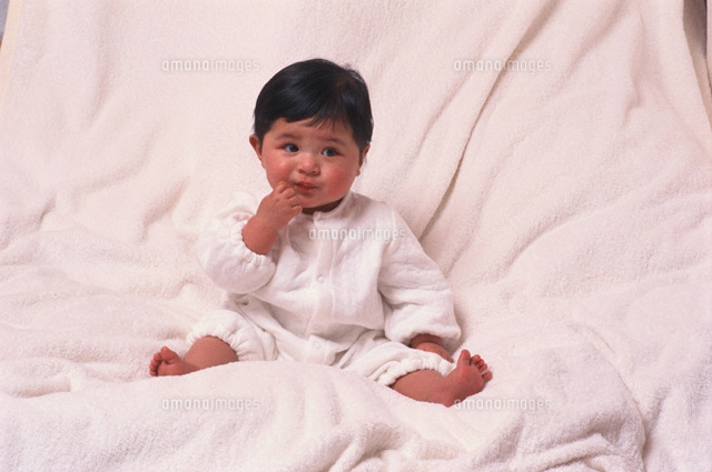 布団の上に座る赤ちゃん の写真素材 イラスト素材 アマナイメージズ 布団の上に座る赤ちゃん の写真素材 イラスト素材 アマナイメージズ