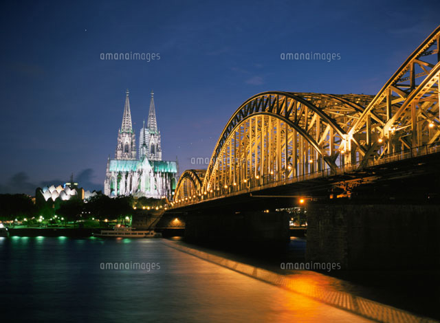 ライトアップされたケルン大聖堂と橋 ドイツ の写真素材 イラスト素材 アマナイメージズ