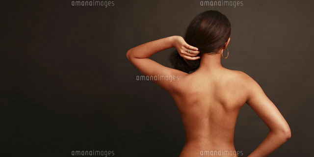 髪をかきあげる女性の背中 の写真素材 イラスト素材 アマナイメージズ