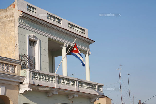 白い家のベランダとキューバ国旗 の写真素材 イラスト素材 アマナイメージズ