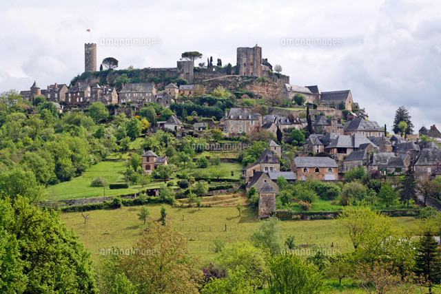 丘の上の中世の村 の写真素材 イラスト素材 アマナイメージズ