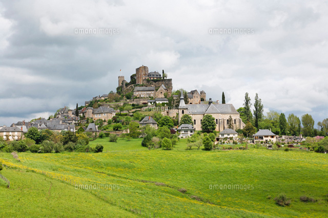 丘の上の中世の村 の写真素材 イラスト素材 アマナイメージズ