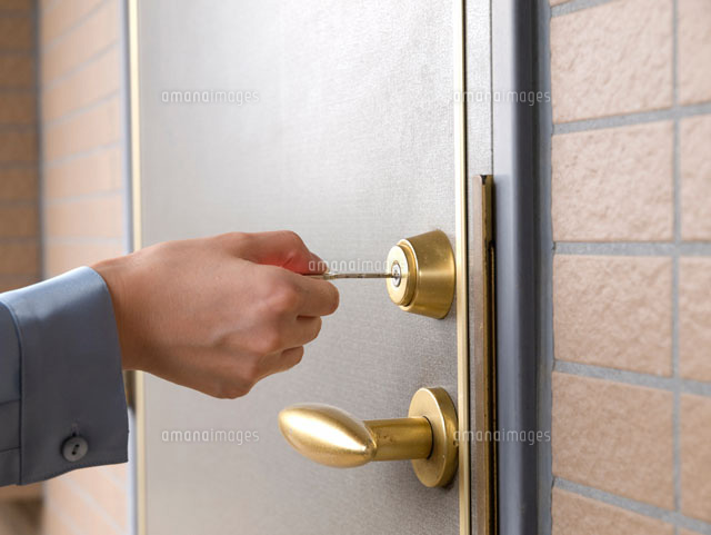 玄関ドアの鍵と錠 の写真素材 イラスト素材 アマナイメージズ