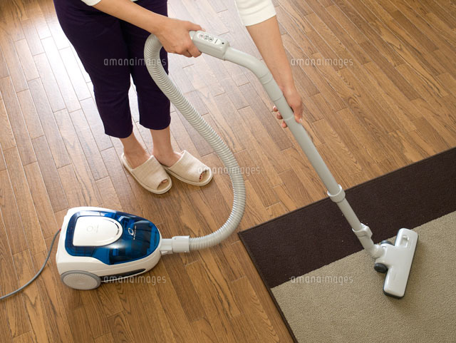 掃除機をかける の写真素材 イラスト素材 アマナイメージズ