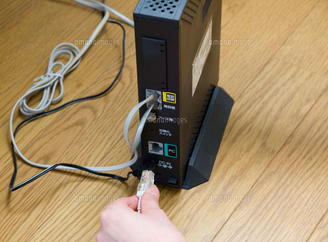 パソコンのコード類を接続する の写真素材 イラスト素材 アマナイメージズ