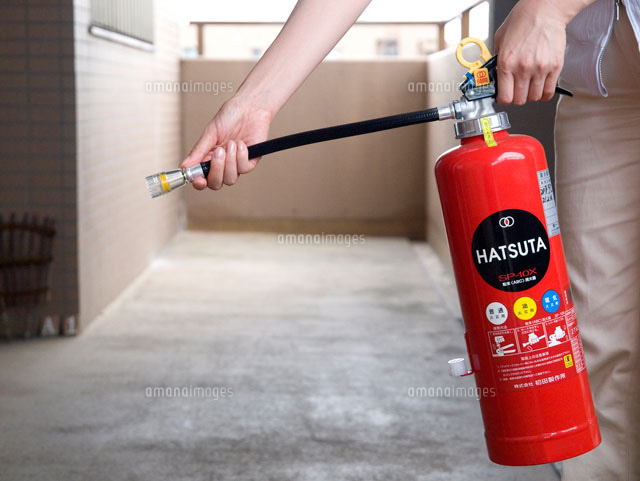 マンション内の廊下に設置してある消化器 の写真素材 イラスト素材 アマナイメージズ