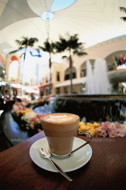 ｶﾌｪのﾃｰﾌﾞﾙの上のｶﾌｪｵﾚ の写真素材 イラスト素材 アマナイメージズ