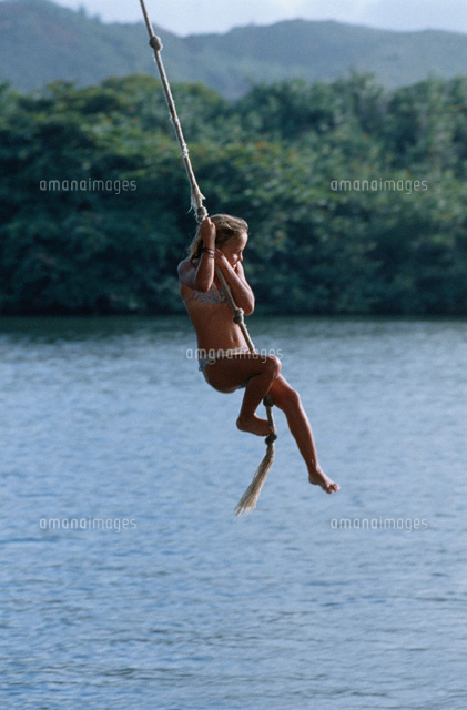 ロープにつかまる水着姿の外国人の女の子 ハワイ の写真素材 イラスト素材 アマナイメージズ