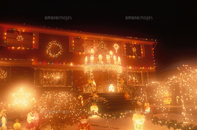 クリスマスの家のイルミネーション ニューヨーク アメリカ の写真素材 イラスト素材 アマナイメージズ