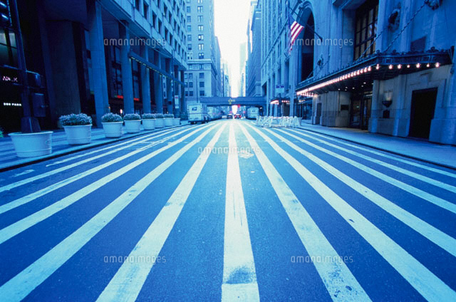 横断歩道ﾗｲﾝと街並み Ny Usa の写真素材 イラスト素材 アマナイメージズ