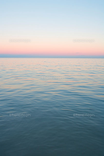 早朝の朝焼けに染まる空と海[00730010913B]の写真・イラスト素材