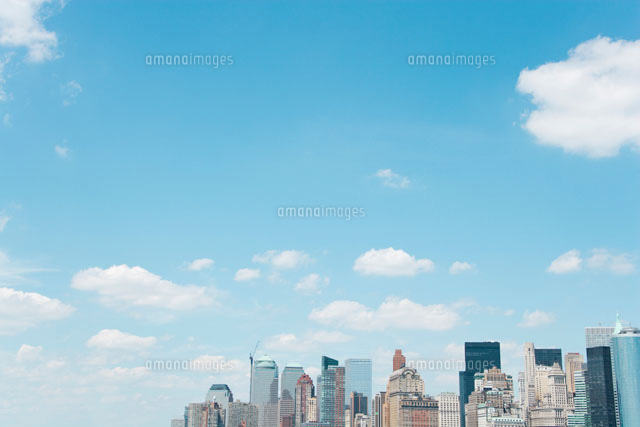 マンハッタン高層ビル群と雲と青空 a の写真素材 イラスト素材 アマナイメージズ