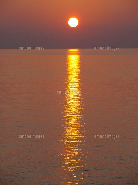 夕焼けと海の反射 の写真素材 イラスト素材 アマナイメージズ