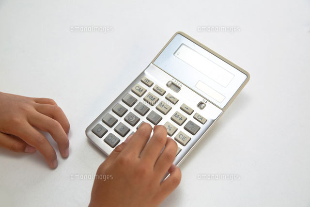 電卓を操作する子供の手 の写真素材 イラスト素材 アマナイメージズ