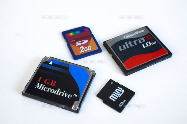 色々なフラッシュメモリーカードとマイクロドライブ の写真素材 イラスト素材 アマナイメージズ