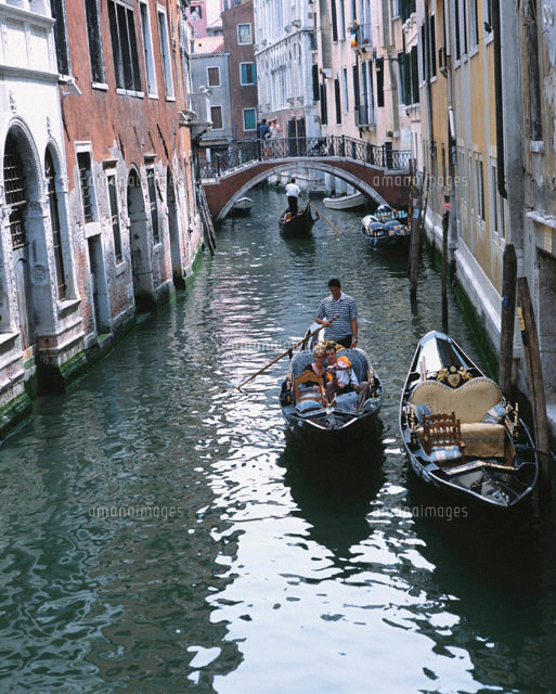 運河とゴンドラと密集した家並み ベネツィア イタリア[01010010529]の