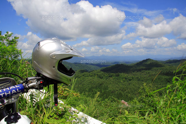 夏山とバイクのヘルメット の写真素材 イラスト素材 アマナイメージズ
