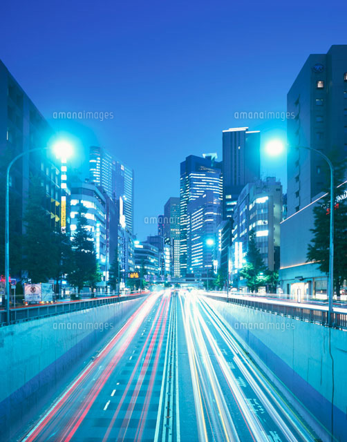 昭和通りと汐留ビル群の夜景 の写真素材 イラスト素材 アマナイメージズ