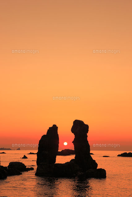 青海島の変装行列と夕日 の写真素材 イラスト素材 アマナイメージズ 青海島の変装行列と夕日 の写真素材 イラスト素材 アマナイメージズ