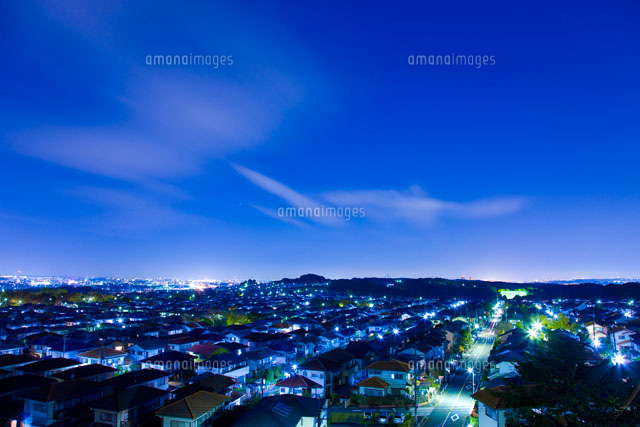 住宅街の夜景[01010011898]の写真・イラスト素材｜アマナイメージズ
