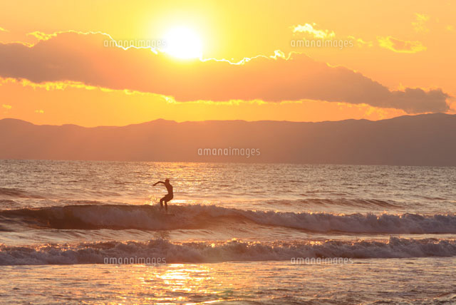 湘南 辻堂海岸の夕日とサーファー の写真素材 イラスト素材 アマナイメージズ