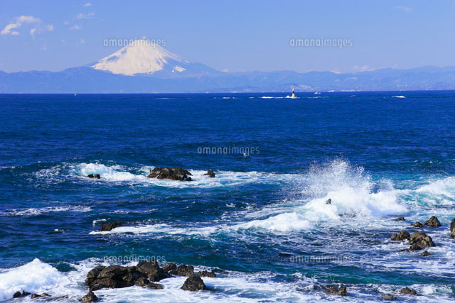 荒崎海岸の荒波と富士山 の写真素材 イラスト素材 アマナイメージズ
