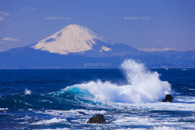 荒崎海岸の荒波と富士山 の写真素材 イラスト素材 アマナイメージズ