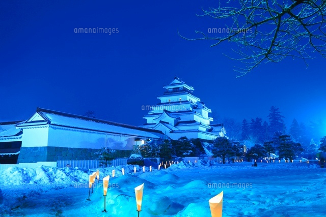 鶴ヶ城の夜景 会津絵ろうそくまつり の写真素材 イラスト素材 アマナイメージズ