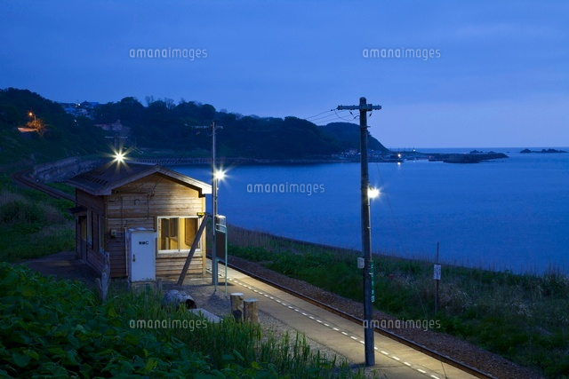 五能線の驫木駅の夕景 の写真素材 イラスト素材 アマナイメージズ 五能線の驫木駅の夕景 の写真素材 イラスト素材 アマナイメージズ