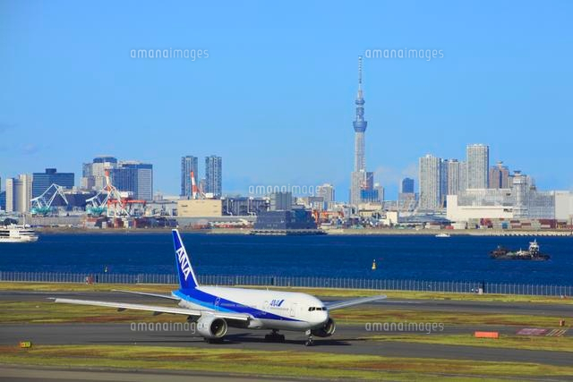 羽田空港第二ターミナルビルから全日空と東京スカイツリー の写真素材 イラスト素材 アマナイメージズ
