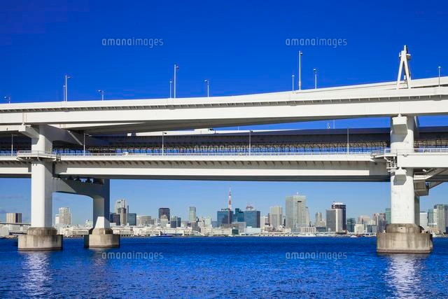 レインボーブリッジと東京タワー の写真素材 イラスト素材 アマナイメージズ