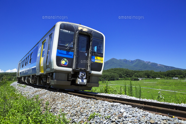 八ケ岳とjr小海線のハイブリッドディーゼルカー の写真素材 イラスト素材 アマナイメージズ