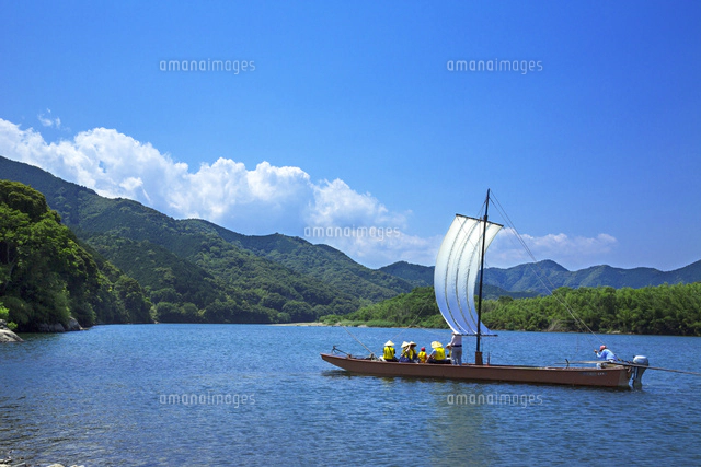四万十川の舟母船（帆掛け舟）[01010017458]の写真・イラスト素材