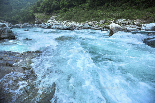 大歩危小歩危の吉野川の急流 の写真素材 イラスト素材 アマナイメージズ