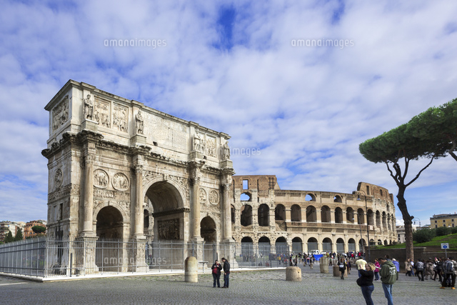 コロッセオとコンスタンティヌスの凱旋門 の写真素材 イラスト素材 アマナイメージズ
