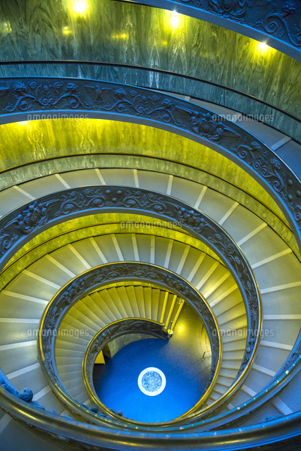 ヴァチカン博物館の螺旋階段[01010017925]の写真・イラスト素材