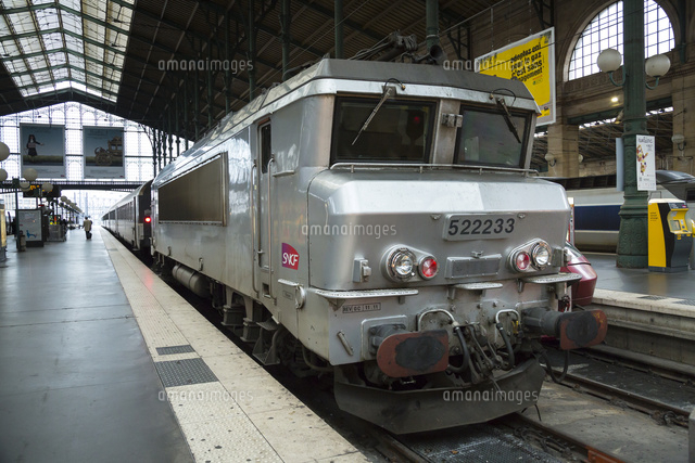 北駅に停車しているフランス国鉄の電気機関車[01010018375]の写真