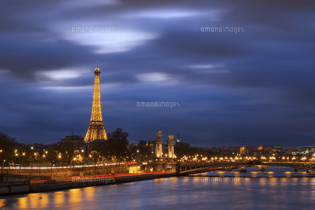 エッフェル塔とアレクサンドル三世橋の夜景[01010018504]の写真
