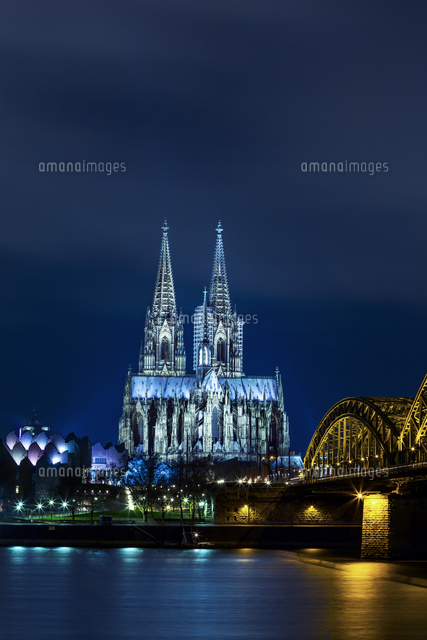 ケルン大聖堂とライン川の夜景[01010018552]の写真素材・イラスト素材