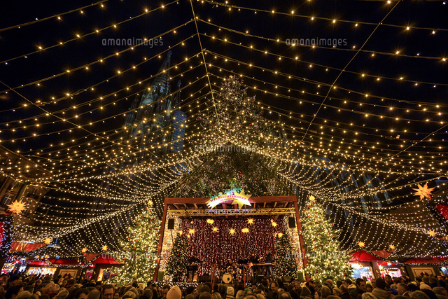 ケルン大聖堂のクリスマスマーケット の写真素材 イラスト素材 アマナイメージズ