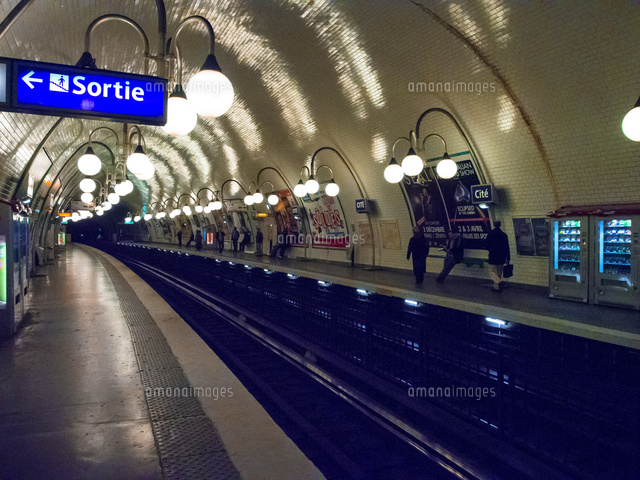 パリの地下鉄駅 の写真素材 イラスト素材 アマナイメージズ