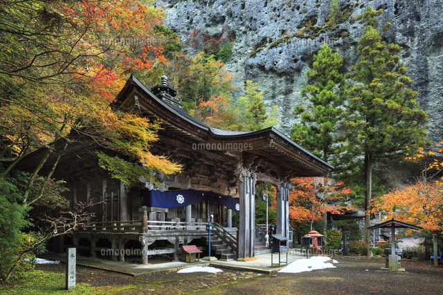 第45番札所岩屋寺の紅葉[01010020527]の写真・イラスト素材｜アマナ 
