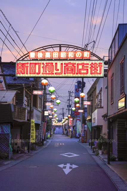 昭和の町の夕暮れ[01010022931]の写真・イラスト素材｜アマナイメージズ