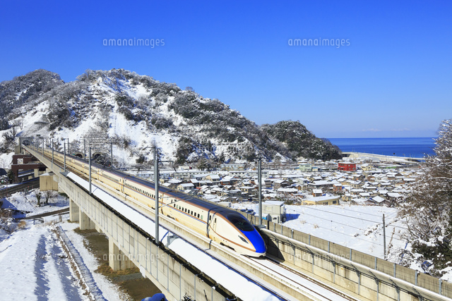 冬の北陸新幹線と日本海 の写真素材 イラスト素材 アマナイメージズ