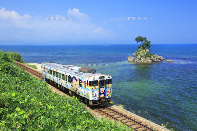 雨晴海岸と氷見線の忍者ハットリくん列車[01010026832]の写真