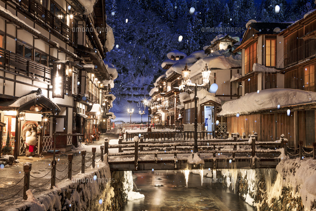 雪降る銀山温泉の夜景 の写真素材 イラスト素材 アマナイメージズ 雪降る銀山温泉の夜景 の写真素材 イラスト素材 アマナイメージズ