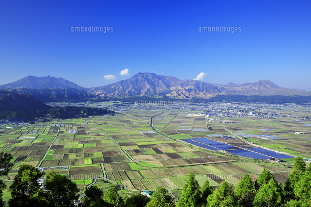阿蘇山と阿蘇盆地 の写真素材 イラスト素材 アマナイメージズ
