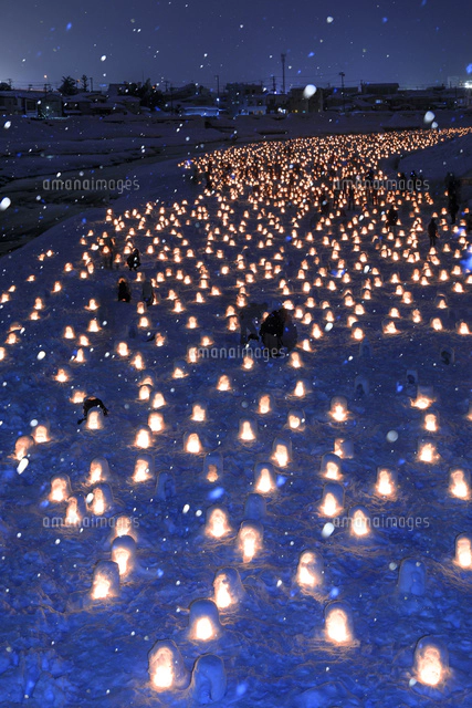 横手のミニかまくら[01010032196]の写真・イラスト素材｜アマナイメージズ